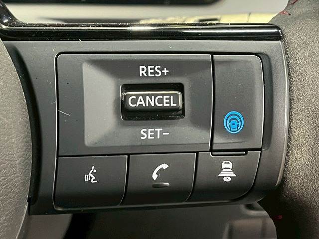 【プロパイロット】革新的かつ安心して使用できる高速道路の単一車線での運転支援技術です。渋滞走行と、長時間の巡航走行の2つ