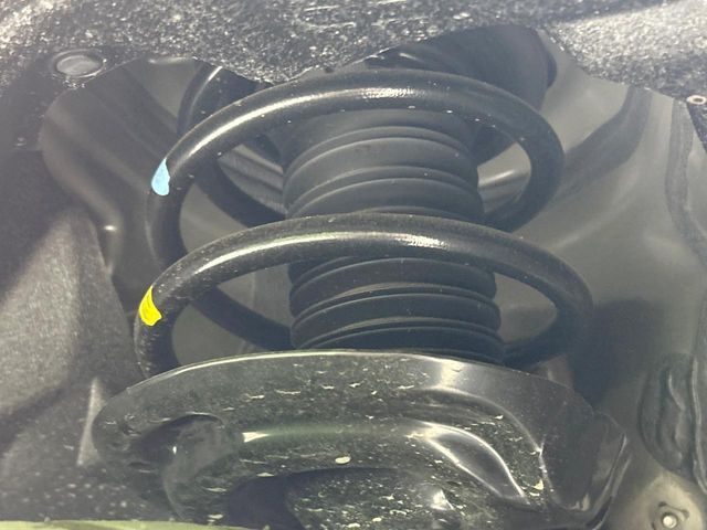 お車を安心してお乗りいただく為には、足回りの定期点検が欠かせません。サービスサポート（有償保証）では無料点検もご提供しており、安心のカーライフをお過ごしいただけるサポート体制が整っています。