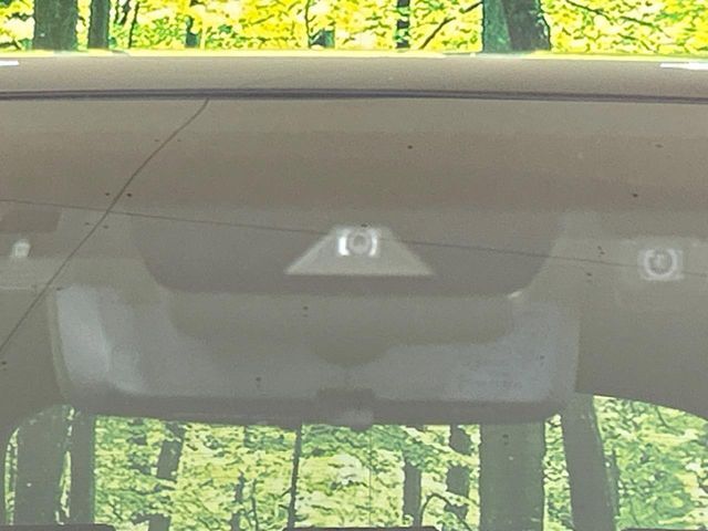 【トヨタセーフティセンス】走行中に前方の車両等を認識し、衝突しそうな時は警報とブレーキで衝突回避と被害軽減をアシスト。より安全にドライブをお楽しみいただけます。