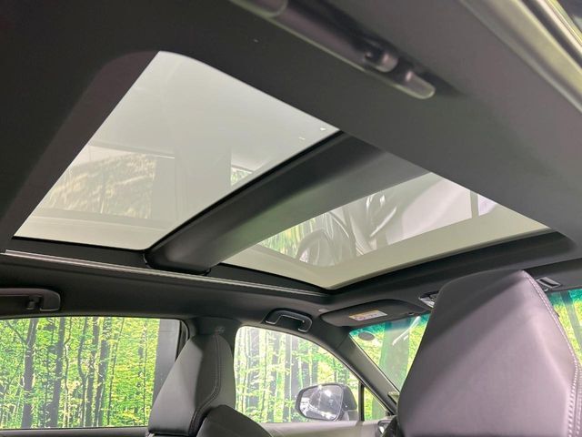 【調光パノラマルーフ】車内の解放感が一気に上がる大型パノラマルーフに調光機能がプラス！日差しが強い時、シェードを閉めなくてもガラスの透明度を調整することで心地よい明るさに♪