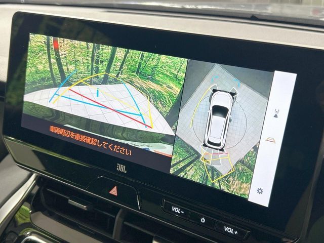 【パノラミックビューモニター】専用のカメラにより、上から見下ろしたような視点で360度クルマの周囲を確認することができます☆死角部分も確認しやすく、狭い場所での切り返しや駐車もスムーズに行えます。