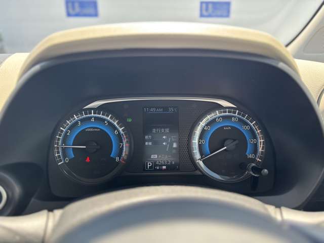 中央に車両情報が確認できるカラーディスプレイが付いた、先進的なメーターです！