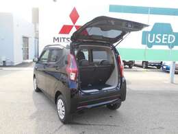 テールゲートもここまで開くので荷物の出し入れがしやすいですよ＾＾