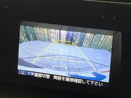 【バックカメラ】駐車時に後方がリアルタイム映像で確認できます。大型商業施設や立体駐車場での駐車時や、夜間のバック時に大活躍！運転スキルに関わらず、今や必須となった装備のひとつです！
