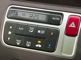 【オートエアコン】一度お好みの温度に設定すれば、車内の温度を検知し風量や温度を自動で調整。暑い…寒い…と何度もスイッチ操作をする必要はありません。快適な車内空間には必須の機能ですね♪
