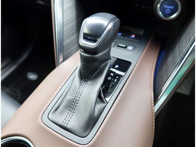 こちらのシフトは、車両にマッチしたデザインになっています！握りやすく、操作し易い配置になっていますので、いつも触れるシフトだからこそ、大切ですね！