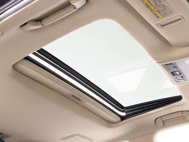 ★人気装備のサンルーフ！様々なドライブシーンで活躍してくれます！！開放感ある車内空間は気持ちがいいですよ！