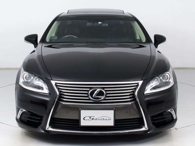 禁煙車です！室内は嫌なニオイも無く、すごく綺麗な状態です！禁煙車・・特にセダンタイプのお車では少ないですよね！！タバコのニオイが苦手なお客様必見です！快適にご乗車頂けます！！