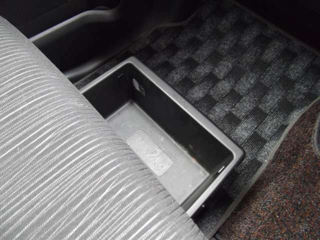 助手席シート下には”シートアンダーボックス”を装備。