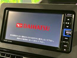 【純正ナビ】人気の純正ナビを装備しております。ナビの使いやすさはもちろん、オーディオ機能も充実！キャンプや旅行はもちろん、通勤や買い物など普段のドライブも楽しくなるはず♪