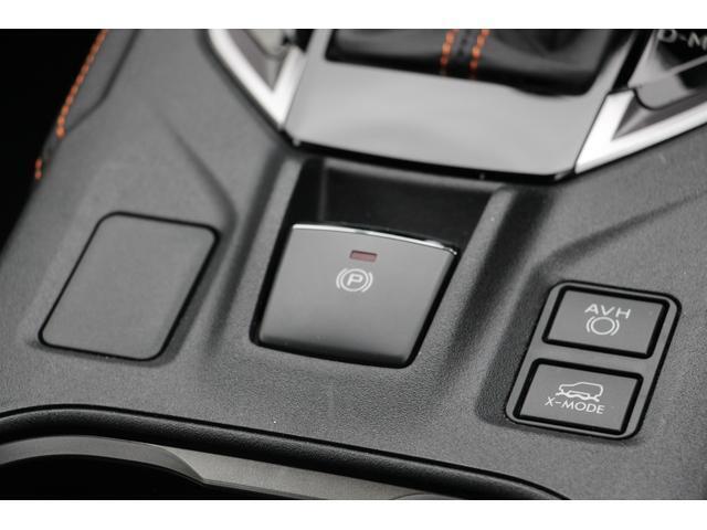 電動パーキングブレーキ＆オートビークルホールド。パーキングブレーキをスイッチひとつで作動・解除出来ます。発進時はアクセルを踏むだけで解除が可能。また停止状態を維持するオートビークルホールドも採用。