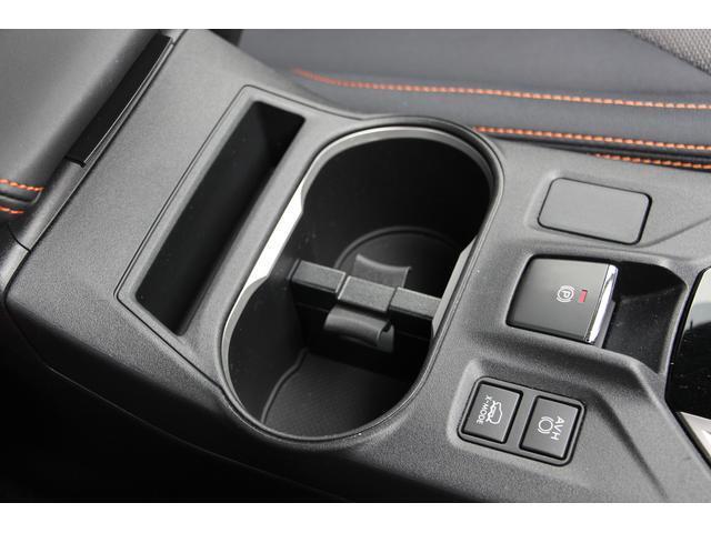 前席カップホルダーは、運転席、助手席どちらからでも使いやすく、左右席間のゆとりも確保する横置きレイアウトを採用しています。