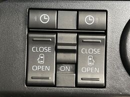 【両側パワースライドドア】スマートキーや運転席のスイッチで後席両側スライドドアの開閉が可能♪電動だから力を入れてドアを開ける必要が無く、小さなお子様でも簡単に開け閉めでき快適です♪