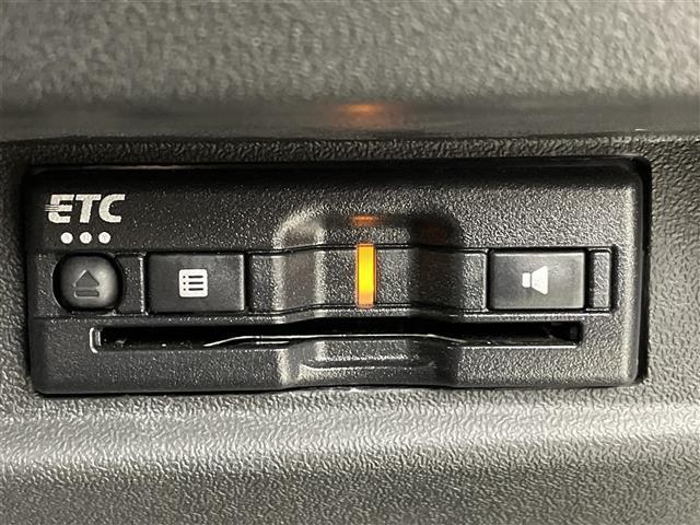 【ETC】有料道路を利用する際に料金所で停止することなく通過できる、ETC車載器（ノンストップ自動料金収受システム機器）が装備されています。セットアップを行うことで利用可能になります。