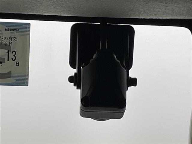 【ETC】有料道路を利用する際に料金所で停止することなく通過できる、ETC車載器（ノンストップ自動料金収受システム機器）が装備されています。セットアップを行うことで利用可能になります。