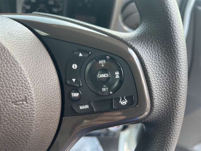 ステアリングに各種スイッチが付いてますので、運転中に余所見することがありませんね！
