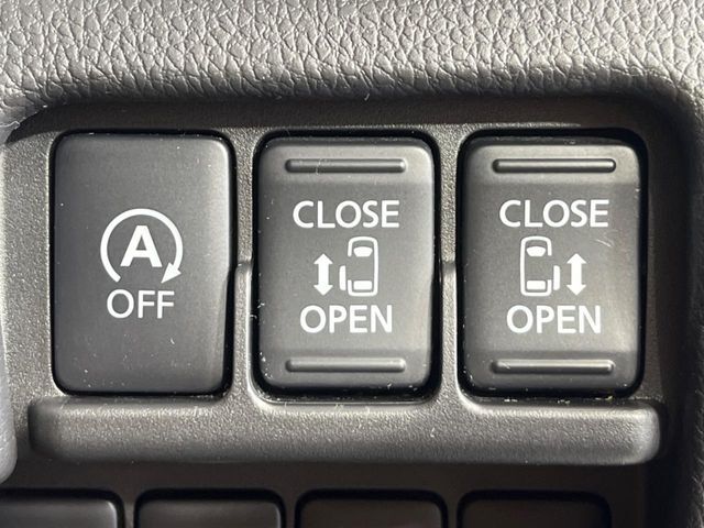 【両側パワースライドドア】スマートキーや運転席のスイッチで後席両側スライドドアの開閉が可能♪電動だから力を入れてドアを開ける必要が無く、小さなお子様でも簡単に開け閉めでき快適です♪