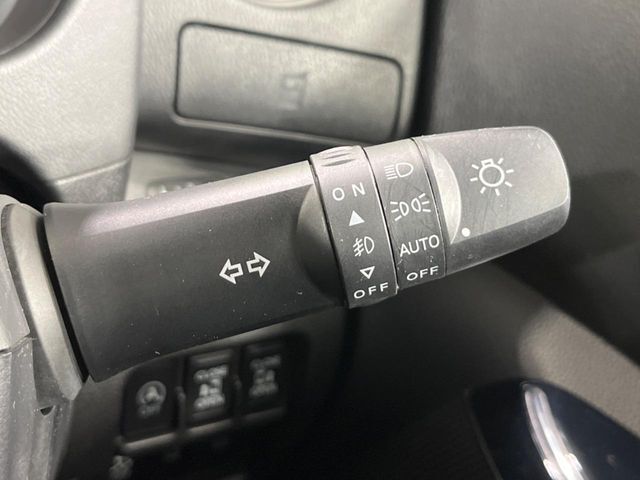【オートライト】周りの明るさに応じて自動でヘッドライトの点灯・消灯ができる機能です！ライトの付け忘れ・消し忘れなどが無くなり、雨の日や夕方の走行も安心！トンネル通過時も便利ですね♪
