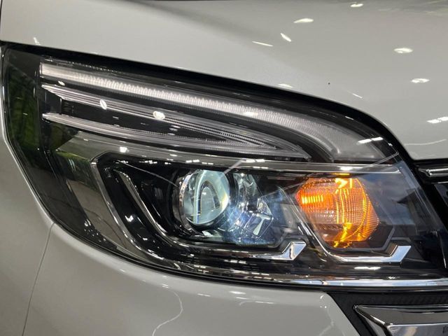 【LEDヘッドライト】悪天候や夜間走行時も良好な視界を確保し安心して運転できる高輝度LEDヘッドライトを装備！点灯速度が早く、消費電力も抑えられています。