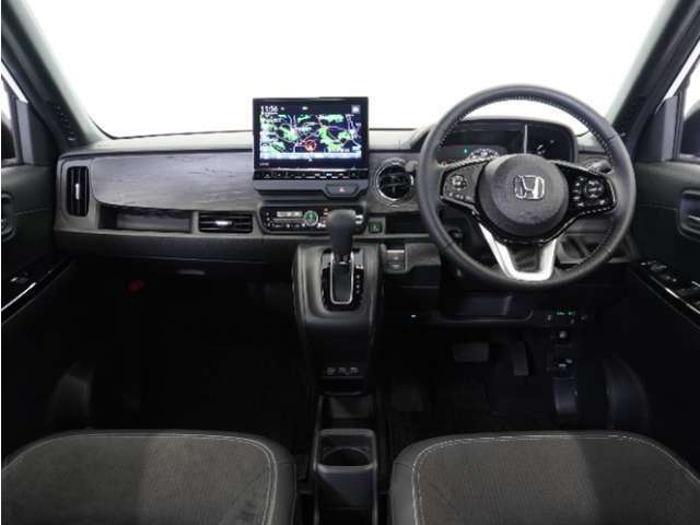 視界広々で運転しやすくロングドライブでも疲れを感じさせないすっきりとまとまったインパネ周りです。