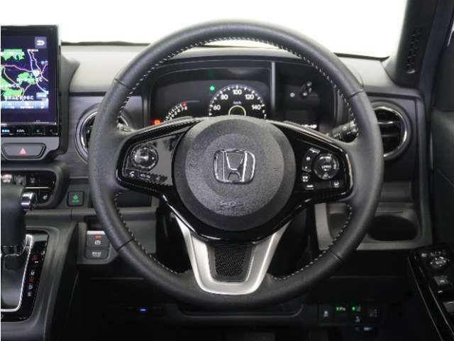 【Honda SENSING】 カメラ等装置で精度の高い検知能力を発揮、安全運転を支援します。ステアリング上のコントローラーに注目！