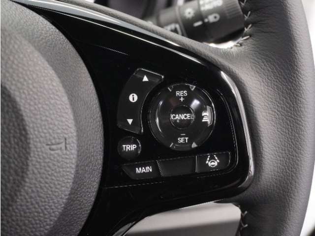 【アダプティブクルーズコントロール】予め設定した車速内でクルマが自動的に加減速。前走車との適切な車間距離を維持しながら追従走行します。【LKAS】車線維持支援システムでステアリング操作を支援。