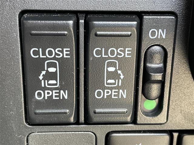 【両側パワースライドドア】小さなお子さまでもボタン一つで乗り降りラクラクです！両手に荷物を抱えている状態でもボタンを押せば自動で開閉するので、お買い物やお出かけの際にはとっても重宝します！