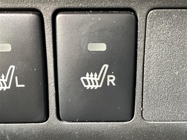 【シートヒーター】寒い日はもちろん、夏の冷房中にも効果を発揮します。長時間座っていると負担のかかりやすい背中や腰、寒い日に冷えやすい脚部に快適なぬくもりを伝えます。