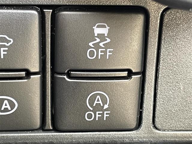 【アイドリングストップ】信号待ちや一時停止時に、エンジンのアイドリングを自動的にストップして、燃費の向上に貢献します！