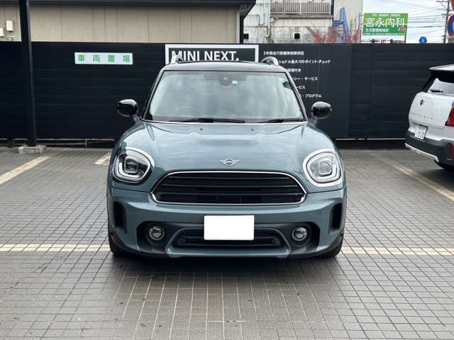 クラシック時代から受け継がれている丸目のライトやヘキサゴングリルはMINIの伝統的なデザインです。