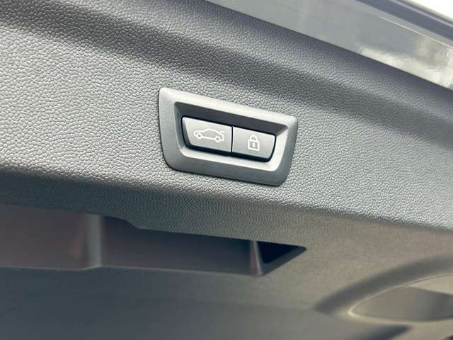 物理ボタンを多く残し、「トグルスイッチ」と呼ばれる飛行機のコックピットを思わせるスイッチ。