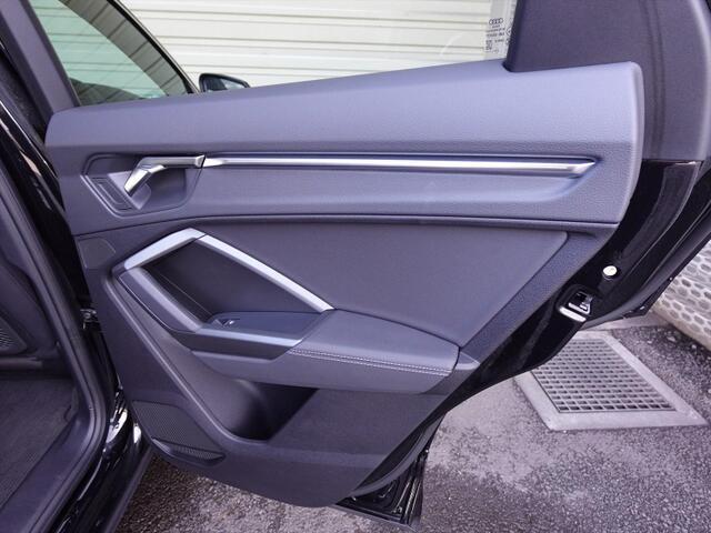 ドアを開けると上質で上品な室内空間が広がり細部までこだわったAudiデザインの良さと物づくりのこだわりを感じて頂けます。