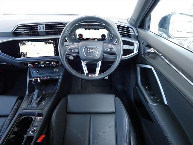 シンプルで直感的な最新インフォテインメントシステムとともに、運転に集中できるコックピットを作り上げています。