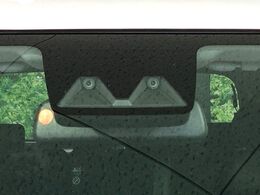 【スマートアシスト】走行中に前方の車両等を認識し、衝突しそうな時は警報とブレーキで衝突回避と被害軽減をアシスト。より安全にドライブをお楽しみいただけます。