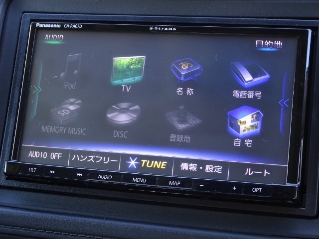 ナビはタッチパネル式で簡単操作。オーディオもCD・DVDどちらも楽しめます。お好きな音楽を聞きながらドライブをお楽しみ下さい。