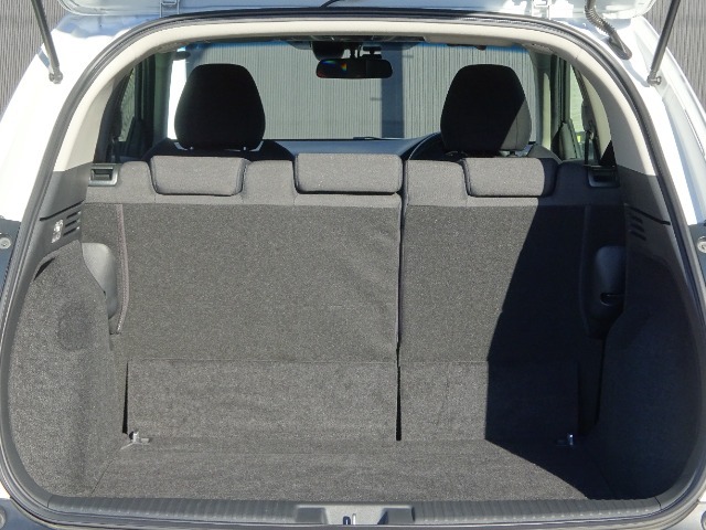 リヤハッチが大きくゴルフバックやBBQの道具など荷物の積み下ろしもラクラク♪