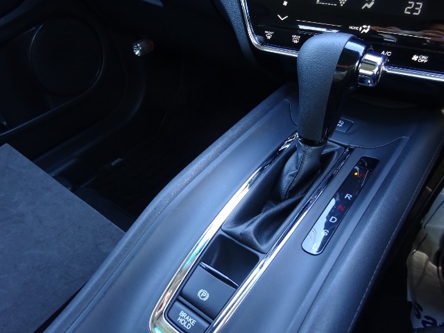 シンプルな見た目のシフト周り！スイッチ類も操作しやすいですよ♪