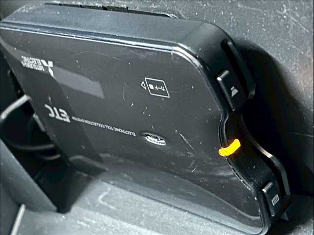 【ETC車載器】を装備しておりますので、ご納車直後からの遠距離ドライブも可能です。土日の利用料金の割引や、朝夕の通行料金を割引料金で高速道路をお楽しみいただけます。