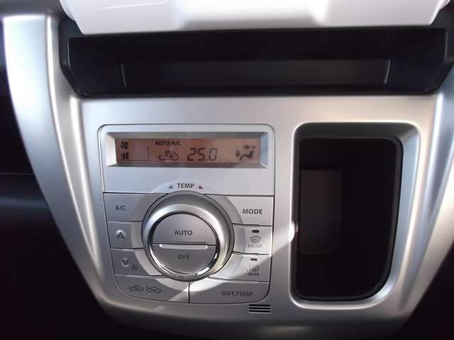 フルオートエアコン☆夏でも冬でもお好みの温度に設定しておけば、AUTO ボタンひとつで快 適な車内空間へ。風の強さや温度、内外気の切り替えも自動で調整します☆