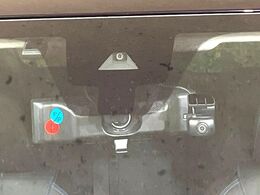 【インテリジェントエマージェンシーブレーキ】フロントカメラで前方の車両や歩行者を検知。衝突しそうな時は衝突被害軽減ブレーキが作動、衝突回避をサポート。より安全にドライブをお楽しみいただけます。