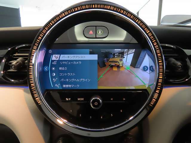 バックカメラの映像は鮮明です。前後の障害物センサーは音と画面上のグラフィックで確認できます。縦列駐車のサポート機能付き