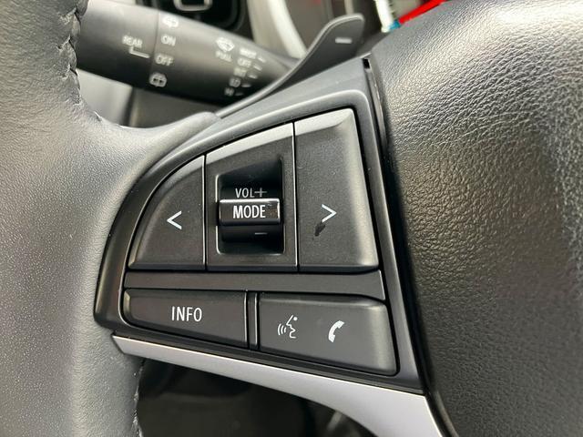 運転中に　オーディオ本体に手を伸ばすことなく　ボリュームやプリセットチャンネルをハンドルに取り付けられたスイッチで操作できる　ステアリングオーディオコントロールスイッチ付きです。