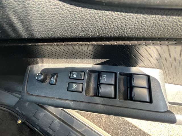運転席はドアミラーの集中スイッチなどツおております。