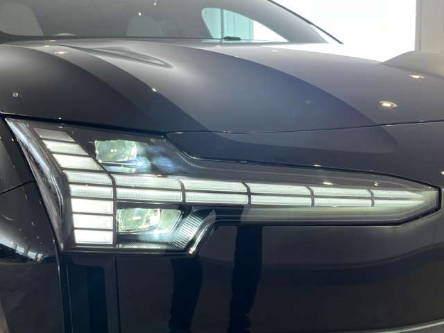LEDヘッドライトは北欧神話でのトールハンマーがスタイリッシュなデザイン性となっており他車を魅了します。