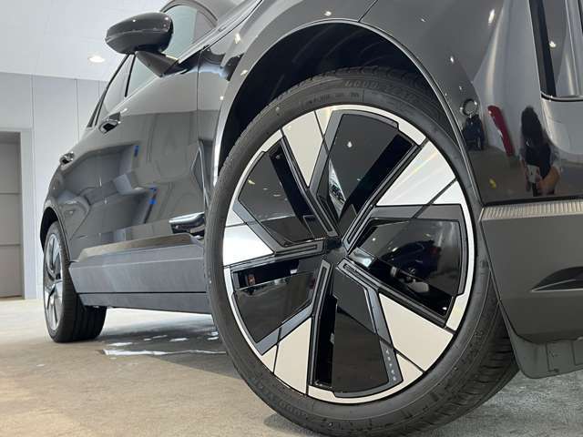 ■純正20インチアルミ『こだわりを持ってモデル別にデザインされています。しつこい鉄粉や錆に高い効果を発揮する「ホイールコーティング」の施工も受付中！お気軽に担当営業までご相談ください。』