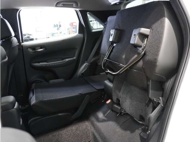 【チップアップ＆ダイブダウンシート】はね上げれば高さのある荷物、倒せば長い荷物も収まります。はね上げて、倒して変化するシートで使いやすさをアレンジ。