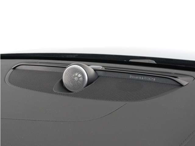 【Bowers＆Wilkins】世界のオーディオファン垂涎のプレミアムサウンドシステムを搭載。コンサートホールのベストポジションに相当する音場空間を忠実に再現。乗る人すべてに驚きの音響体験を提供します