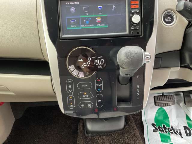 シフトノブの位置がステアリングに近くて、運転しやすいですよ♪♪
