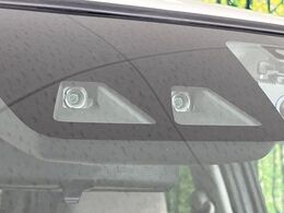 【スマートアシスト】走行中に前方の車両等を認識し、衝突しそうな時は警報とブレーキで衝突回避と被害軽減をアシスト。より安全にドライブをお楽しみいただけます。