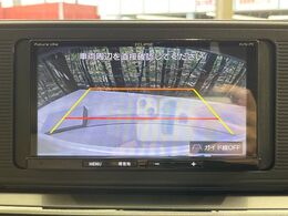 【バックカメラ】駐車時に後方がリアルタイム映像で確認できます。大型商業施設や立体駐車場での駐車時や、夜間のバック時に大活躍！運転スキルに関わらず、今や必須となった装備のひとつです！